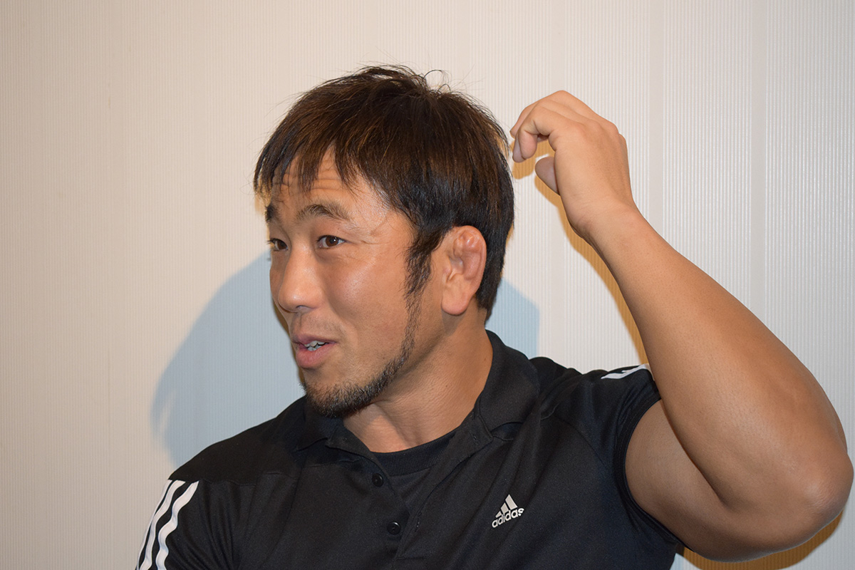 自分の髪の毛に手をあてる諸橋さん