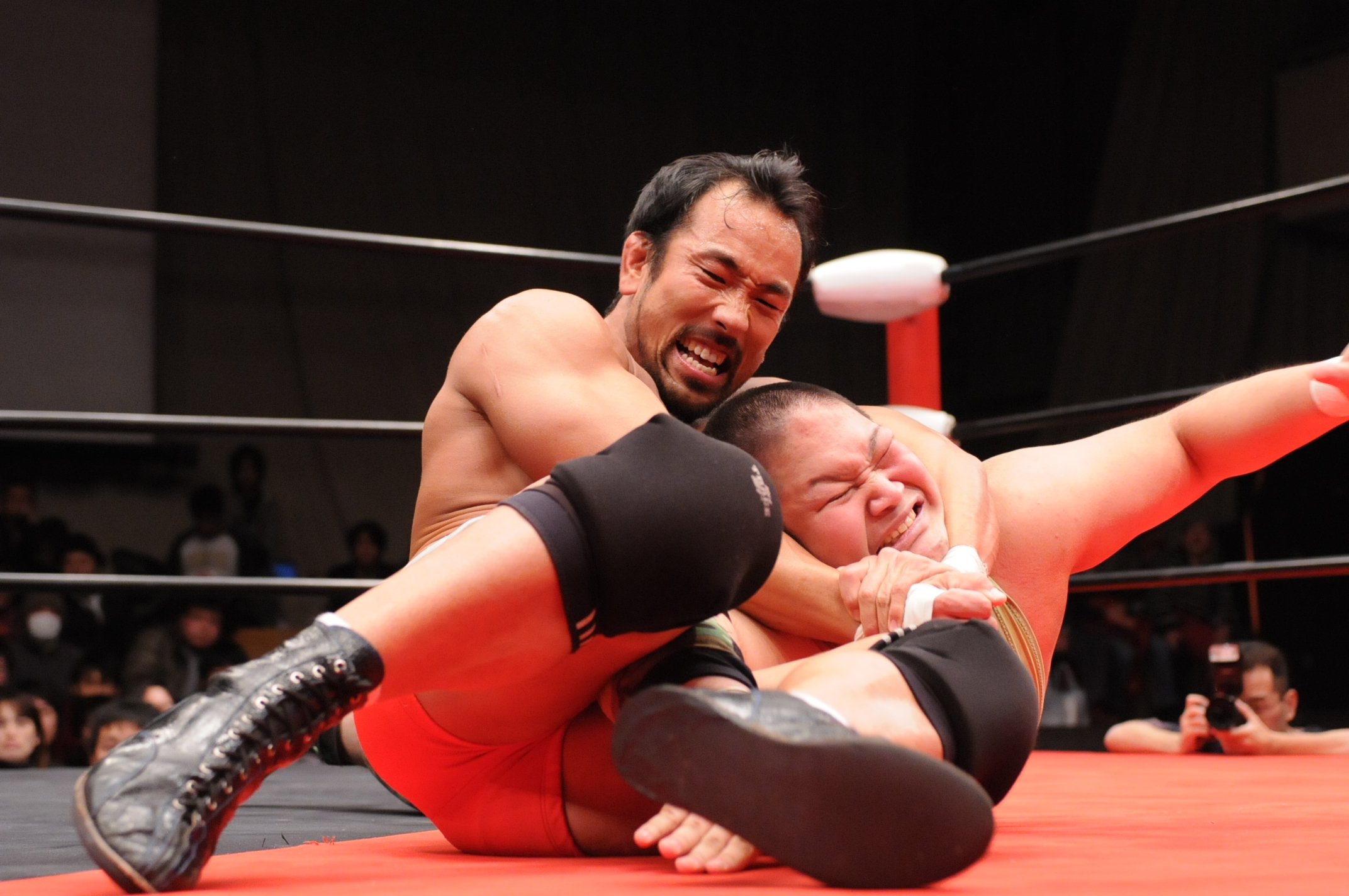 増髪をする前の諸橋晴也さんがプロレスで技をきめているときの写真。（生え際の後退が確認できる）