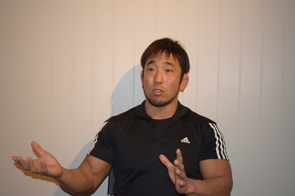 真剣に身振り手振りで説明する諸橋さん