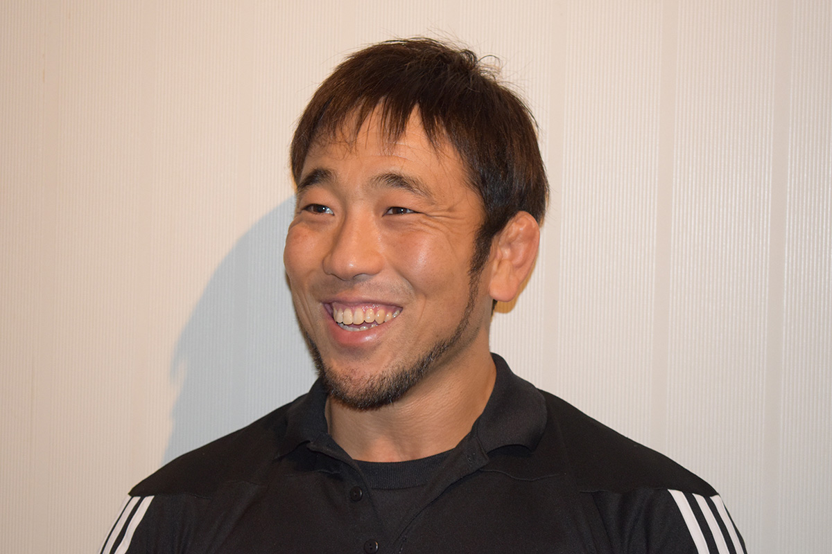 笑顔でインタビューに答える諸橋さん