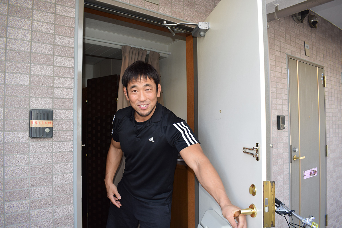 「効きマックス」の玄関で出迎えてくださる諸橋さんの様子