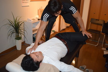 スタッフに整体の施術を行う諸橋さんの様子1
