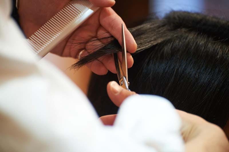 増毛後のメンテナンス（カット）をする画像