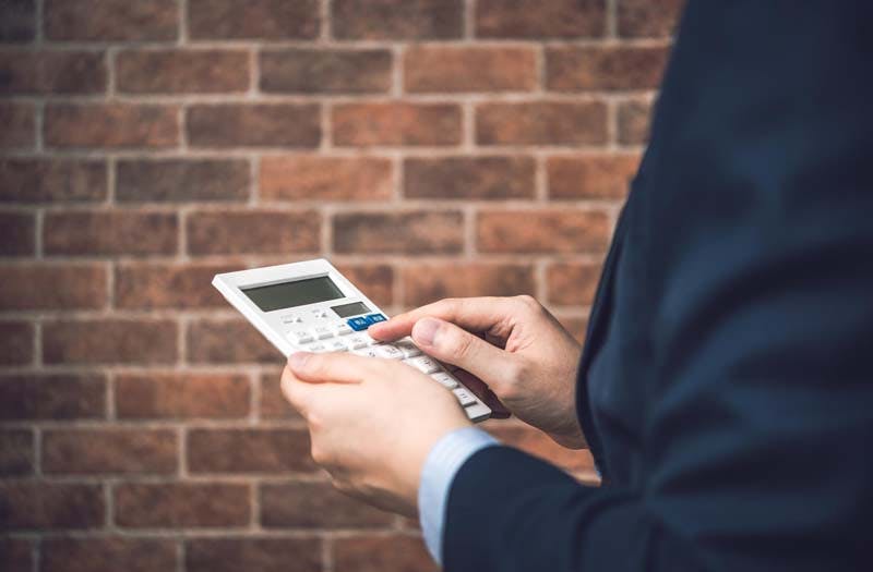 メンテナンスの費用を計算する男性画像