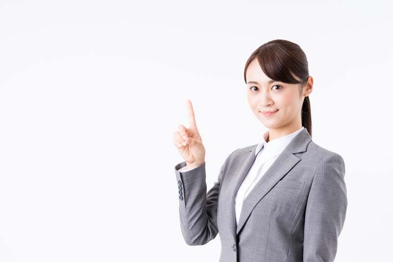 アドバイスを伝える女性画像