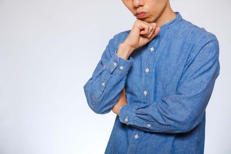 考える男性画像