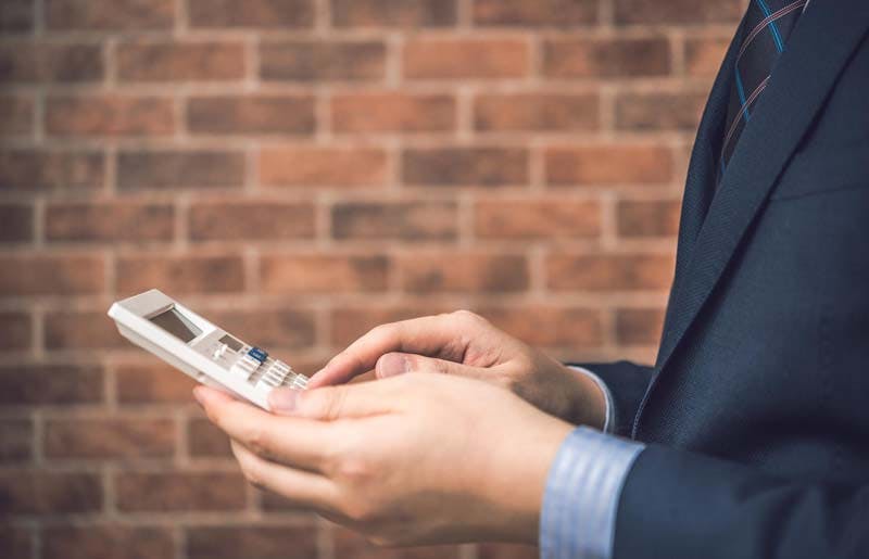 費用を計算する男性画像