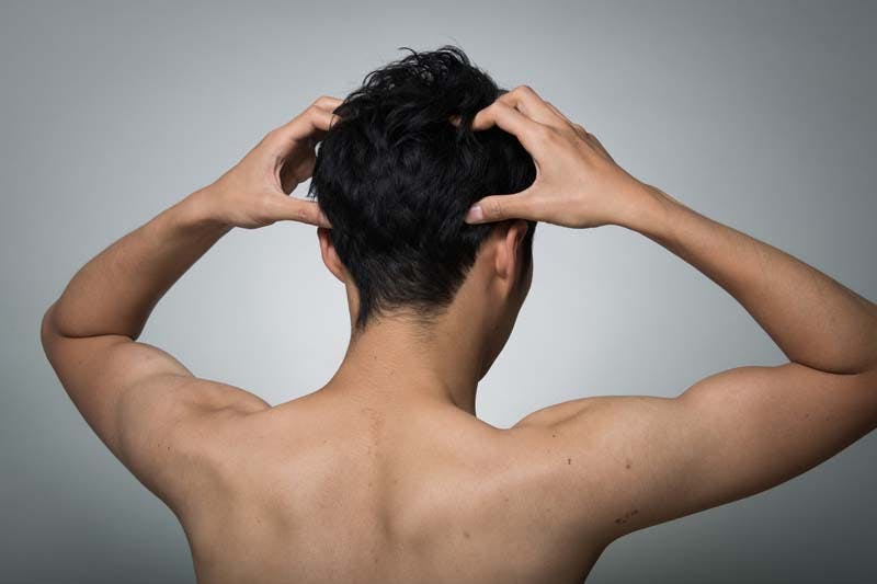 頭皮マッサージを行う男性画像