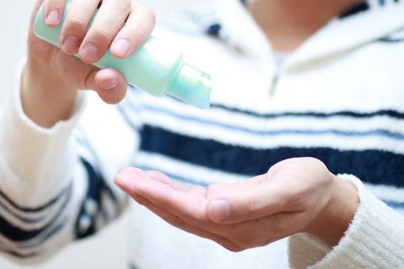 育毛剤・発毛剤を手に取る男性画像