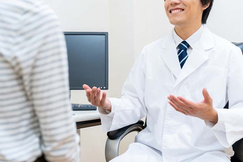 クリニックで相談する男性画像