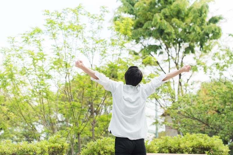 薄毛が改善され明るい気持ちで過ごす男性画像