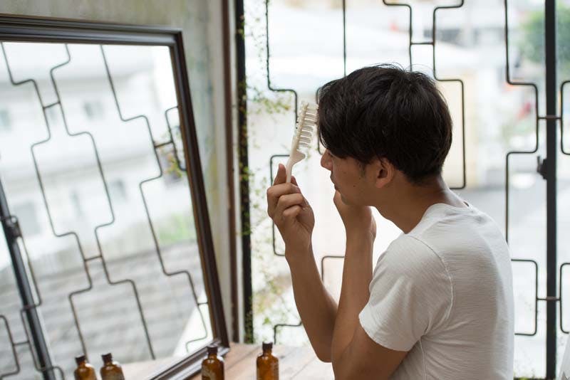 自分の毛量を気にする男性画像