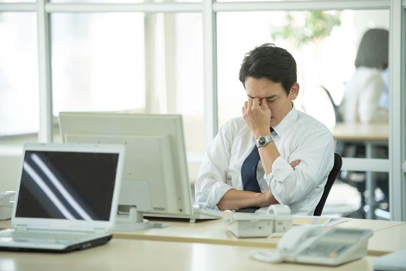 仕事でストレスがたまっている男性画像