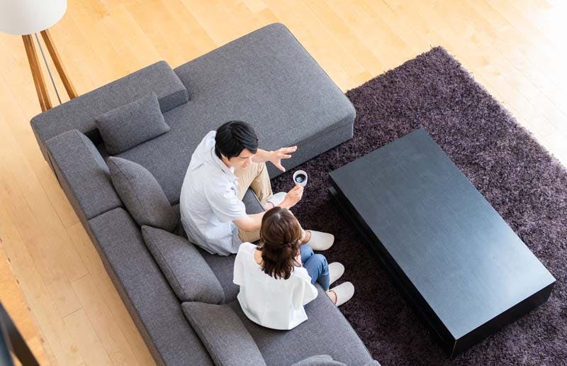 家族と会話する男性画像