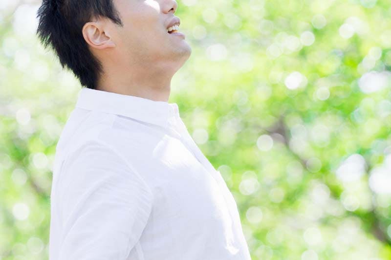 ストレスがなく清々しい気持ちの男性画像