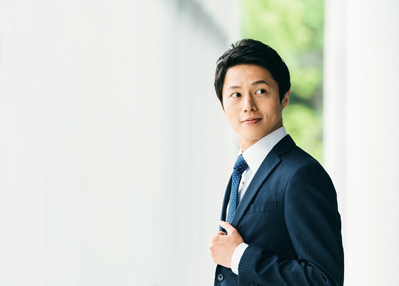 スーツを着た男性