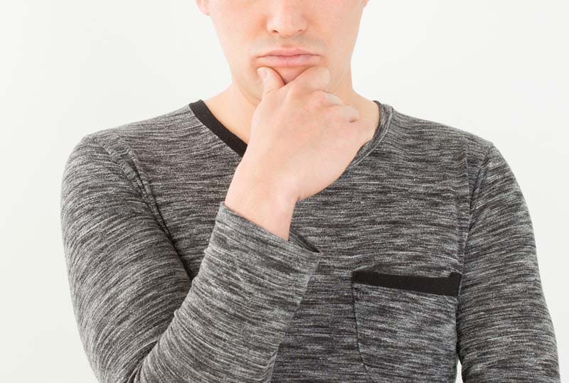 迷っている男性のイメージ画像