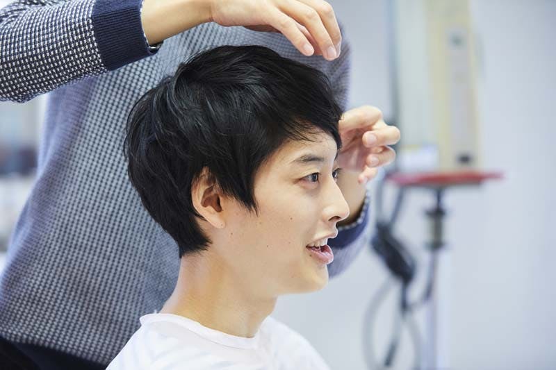 ウィッグのプロに相談している男性のイメージ画像