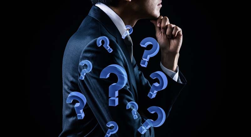 選び方に悩む男性のイメージ画像