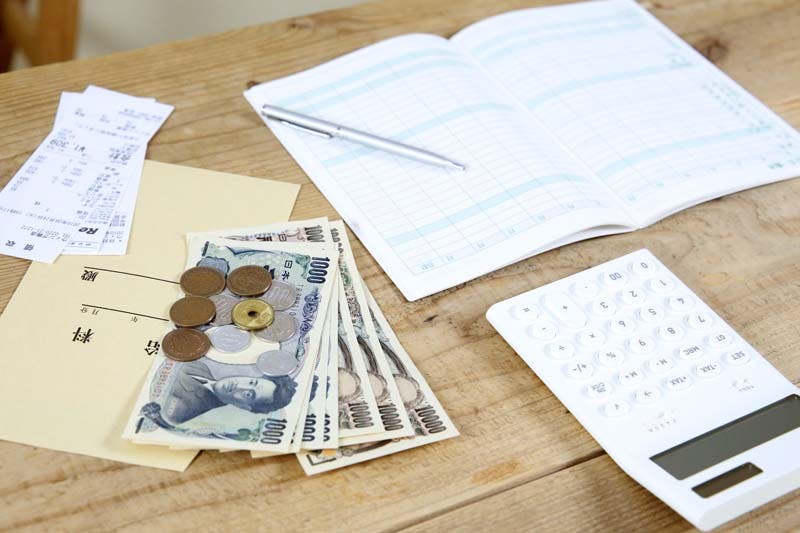 毎月の出費を家計簿に付ける様子のイメージ画像