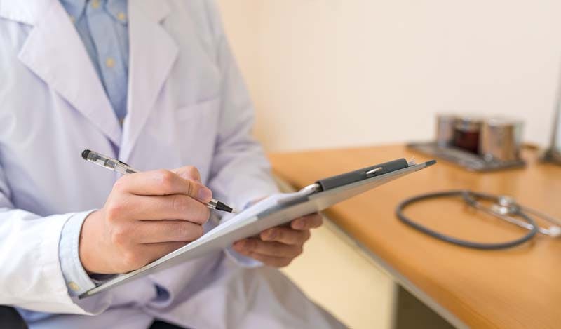 医療機関で働く男性医師の画像