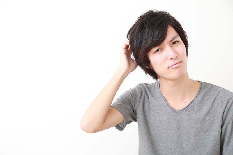 男性が疑問を持っている様子