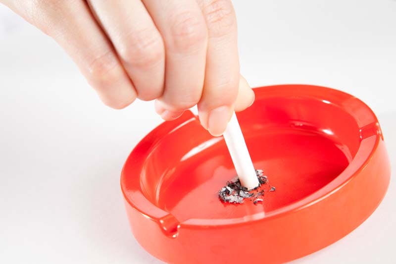 タバコを吸う様子のイメージ画像