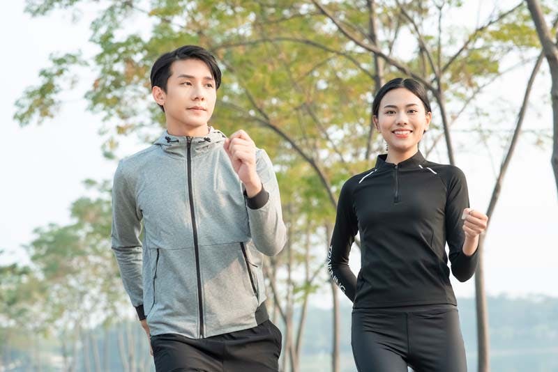 ジョギングする男女カップルのイメージ画像