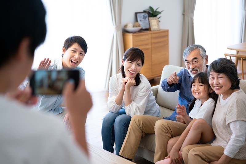 自宅で家族写真を撮っている様子のイメージ画像