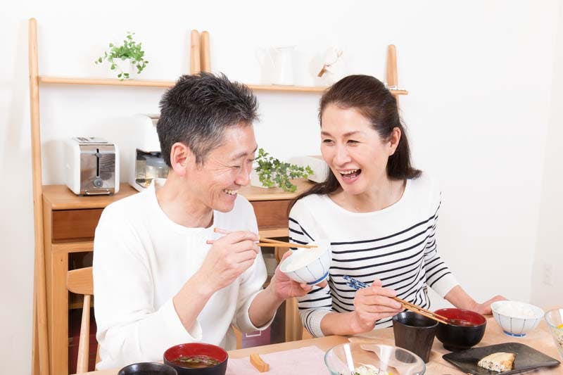 2人で会話しながら食事する旦那さんと奥さまのイメージ画像