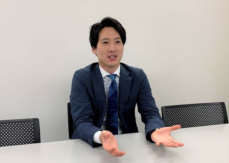 株式会社スヴェンソンのメンズスヴェンソンオンラインストア担当、下田さん取材中の姿