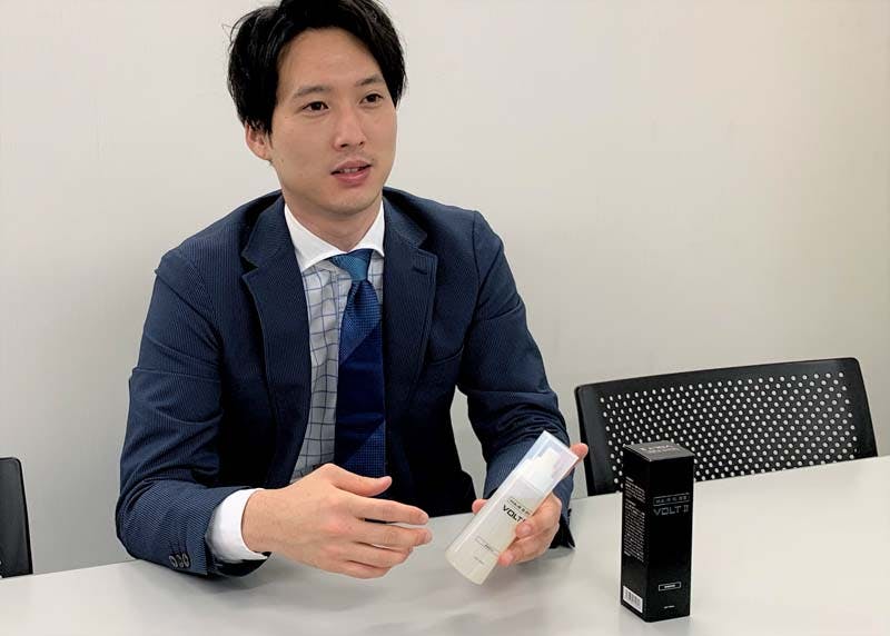 人気No.1ヘアライズ「ボルト」を手に持つ下田さん