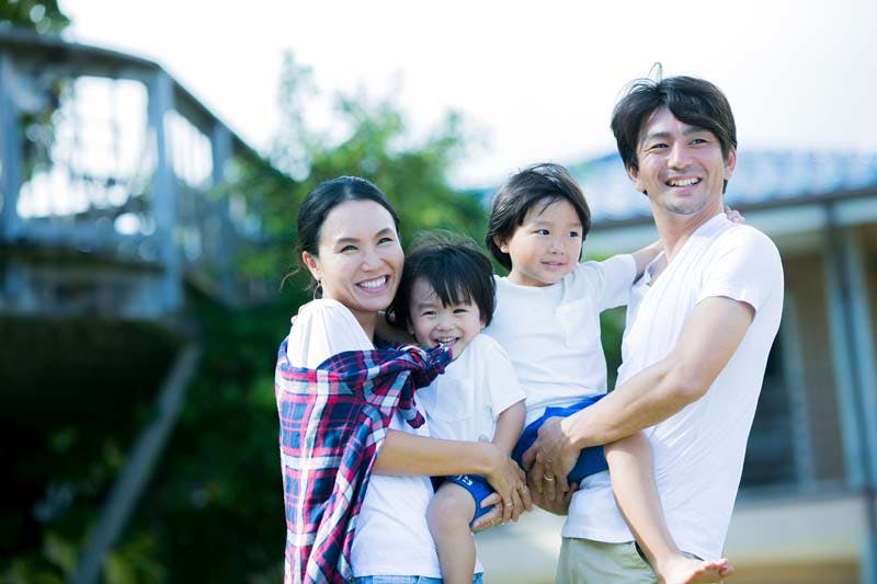 家族と映る30代男性のイメージ画像