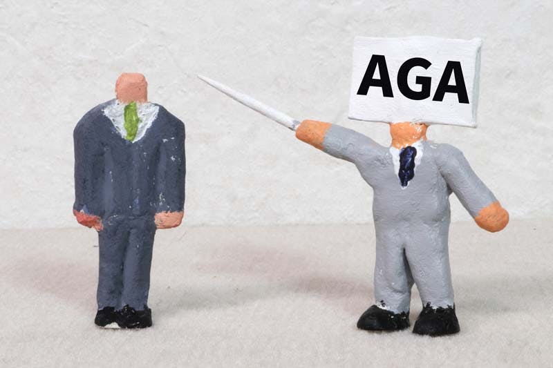 AGA（若年性脱毛症）と言い渡される男性のイメージ画像