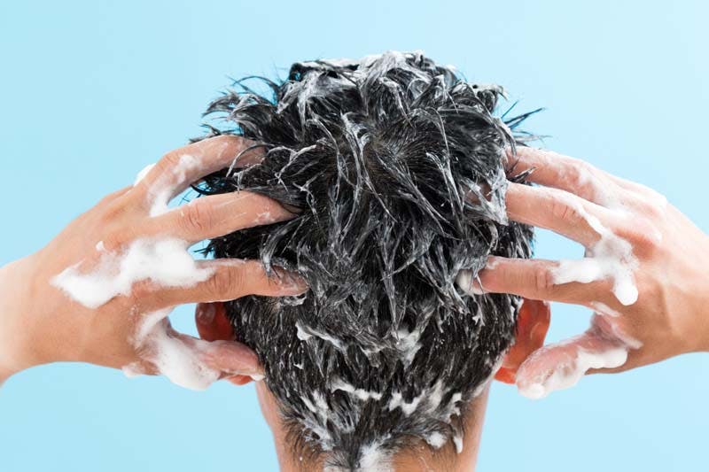 シャンプーをしている男性のイメージ画像