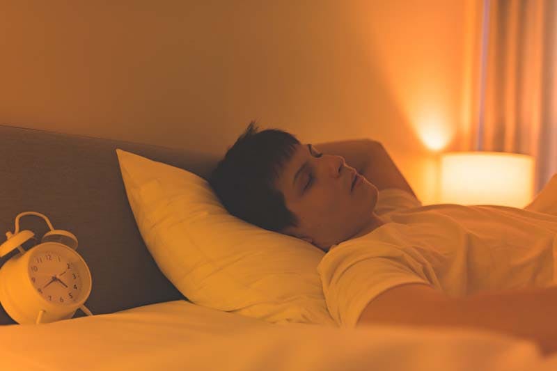 睡眠を取る男性のイメージ画像