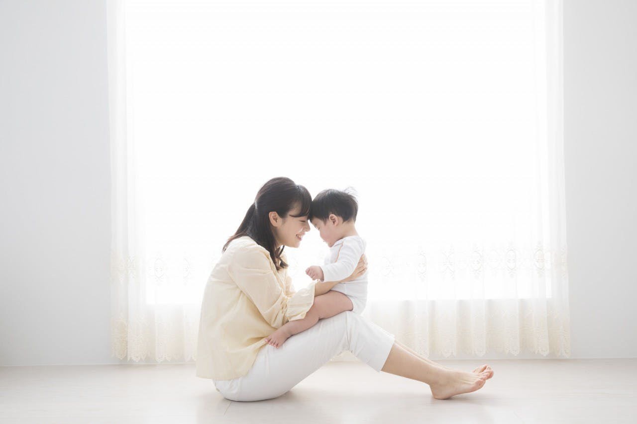 赤ん坊を抱っこする母親の様子