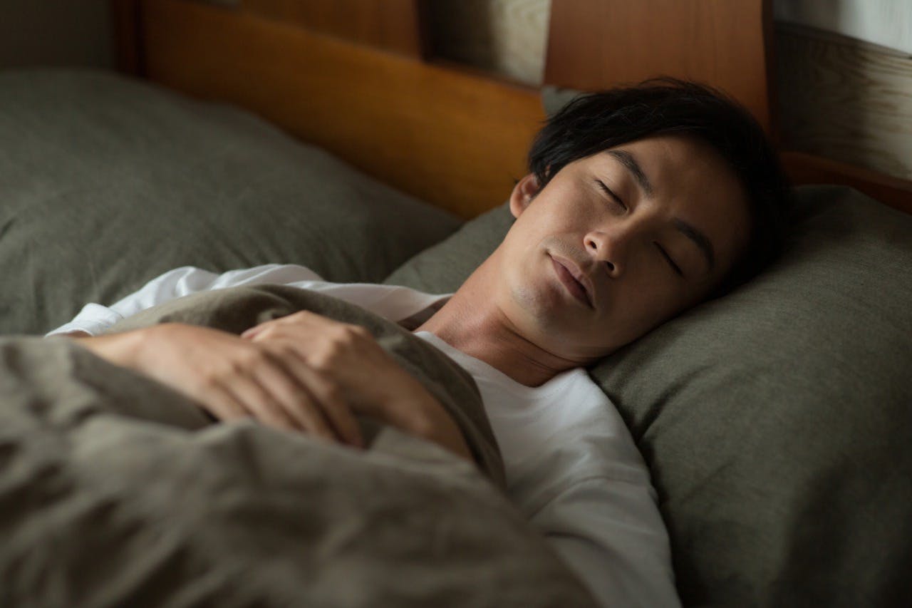 良質な睡眠をとる男性