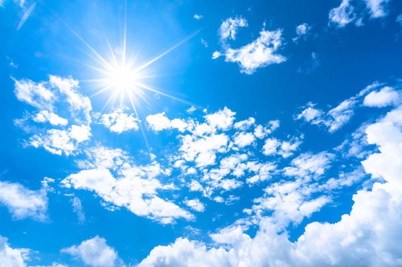 空から降り注ぐ紫外線のイメージ画像