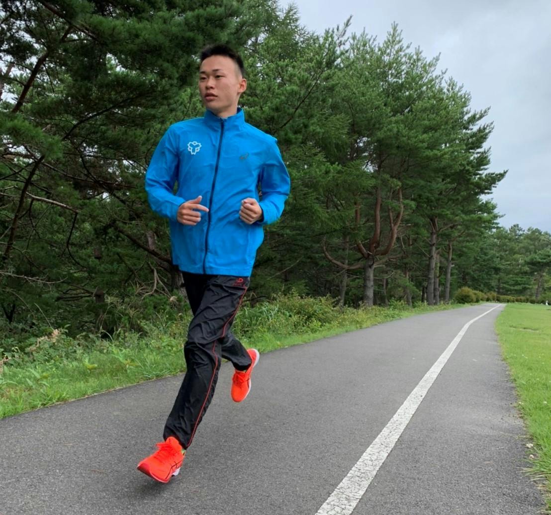 練習中（走り込み中）の藤本珠輝選手