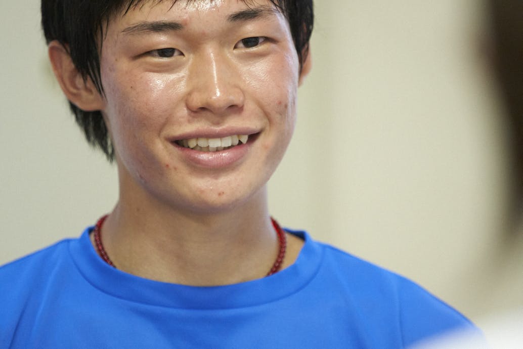 にこやかに笑う藤本珠輝選手