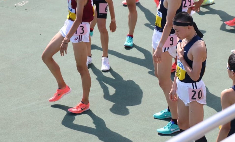 レース前、胸に手を当てる藤本珠輝選手