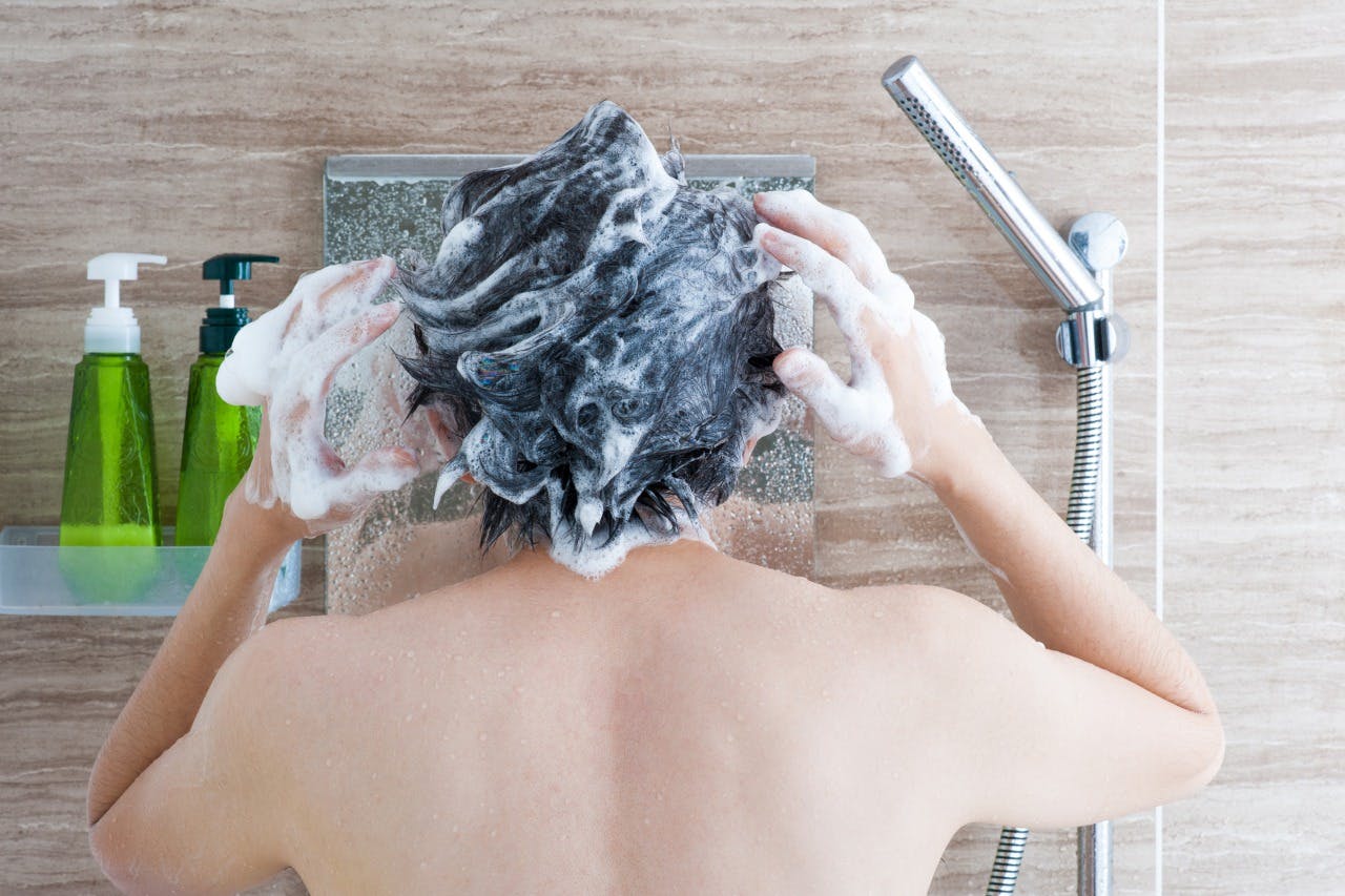 シャンプーをしている男性のイメージ画像