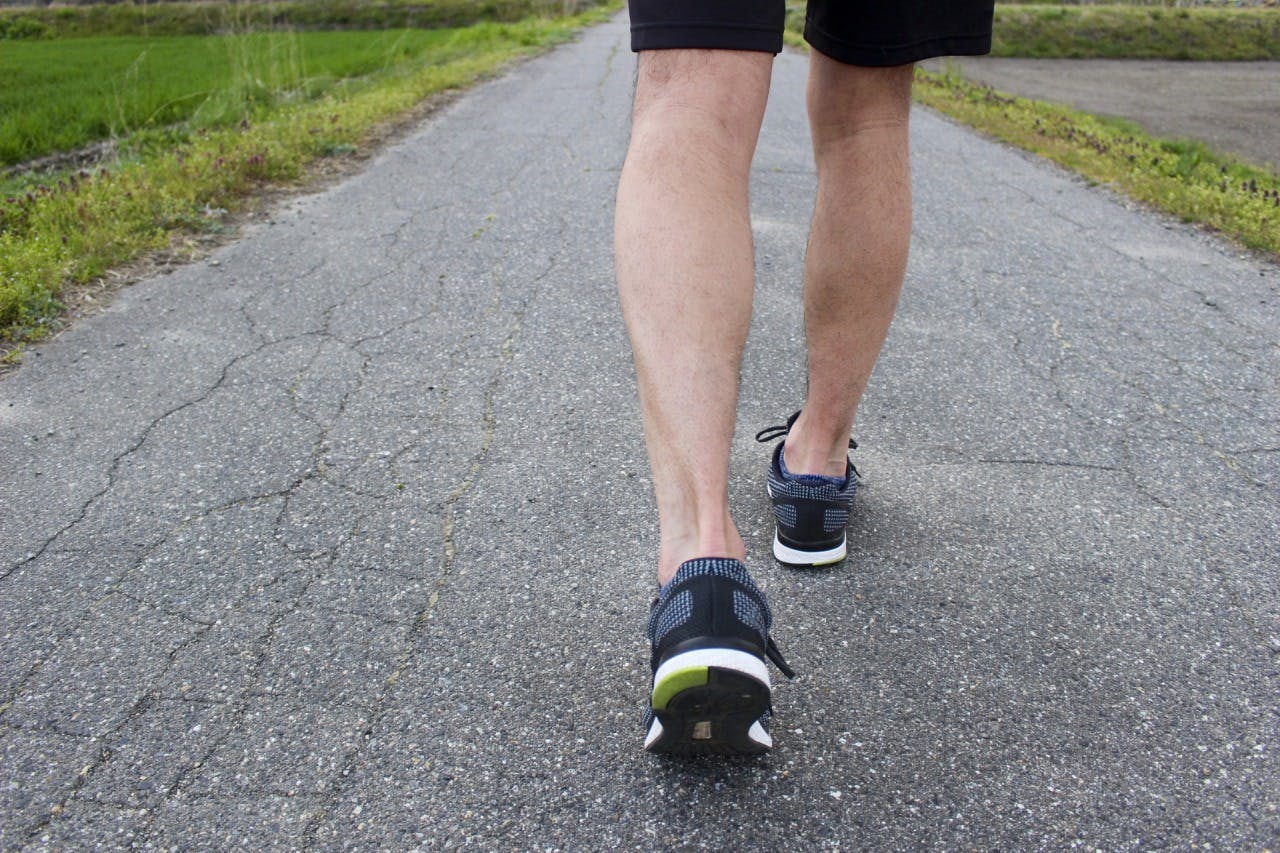 速歩き(速足)で運動不足を解消している男性のイメージ画像