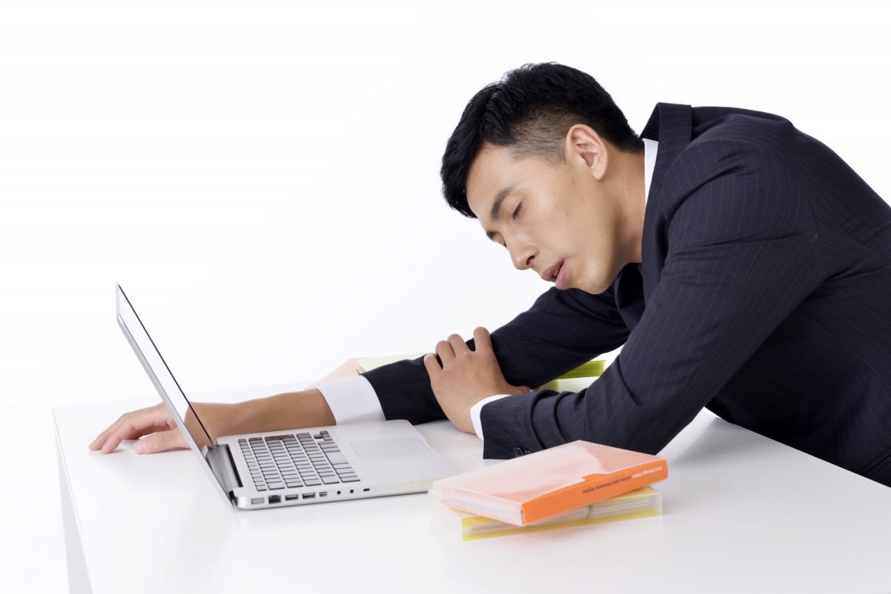 仕事の合間に寝落ちしてしまう男性