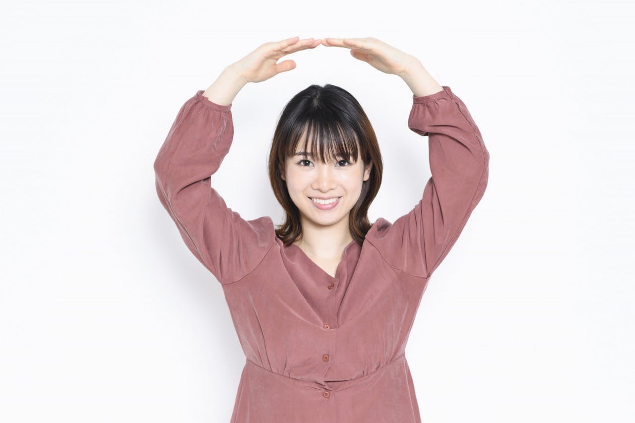 手でマルを作る女性のイメージ画像