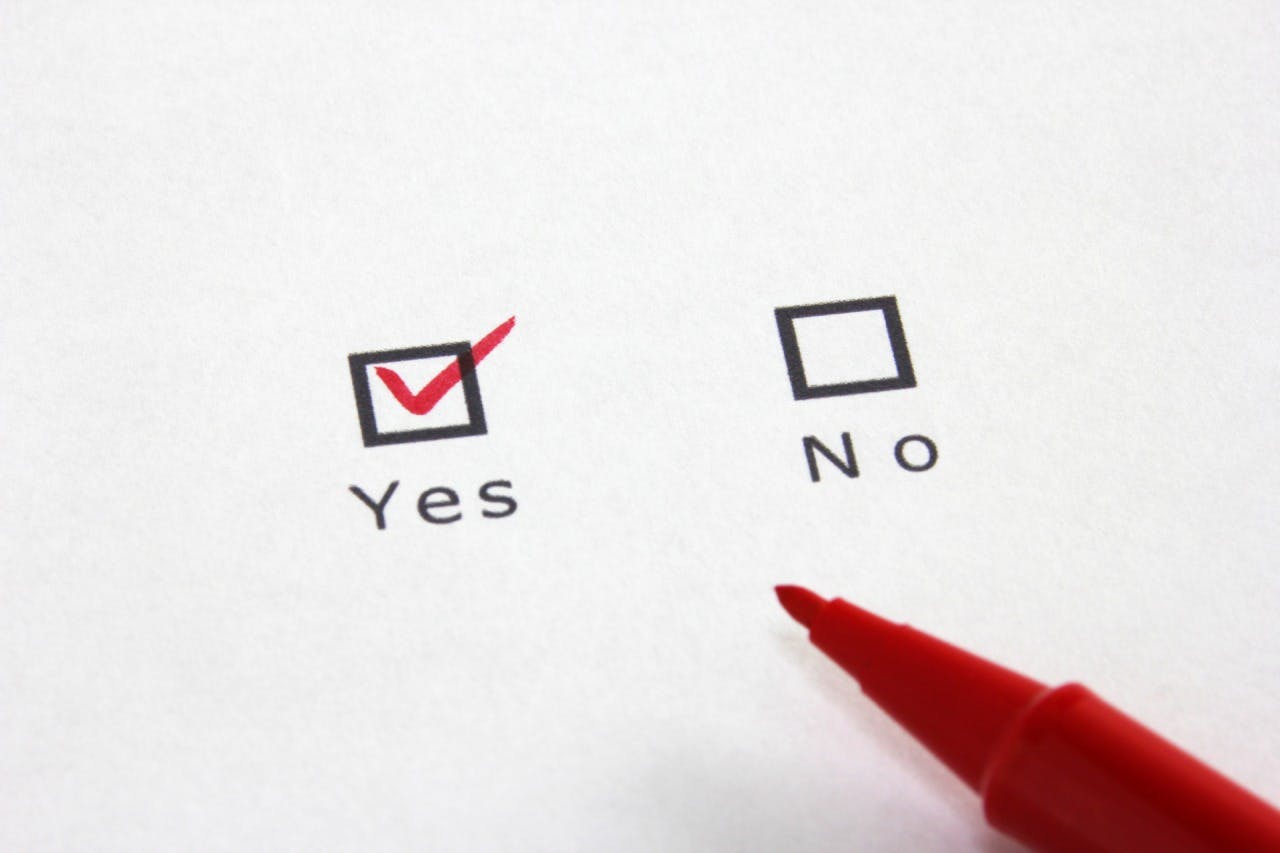 アンケート調査で「Yes」にチェックを入れるイメージ画像