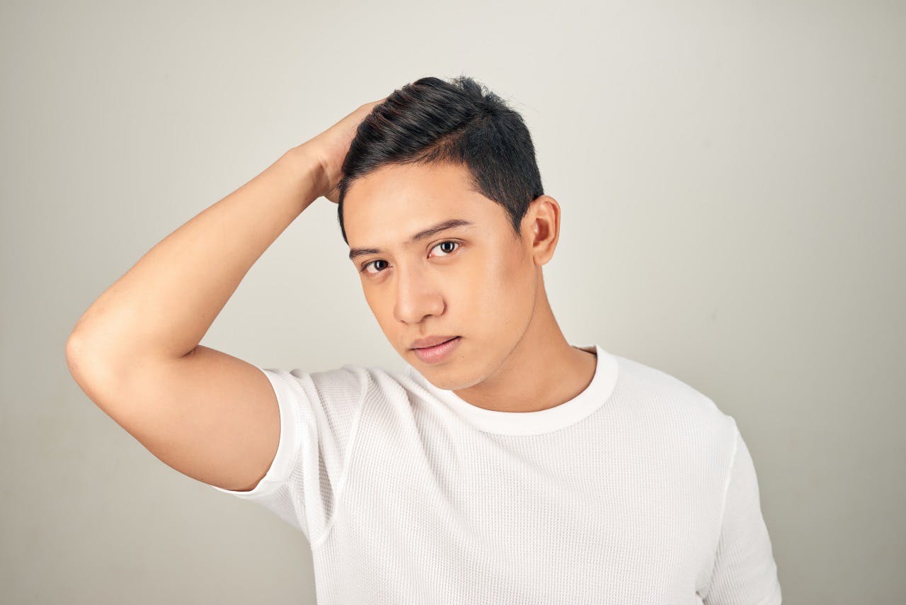 頭皮に負担をかける髪型のイメージ画像