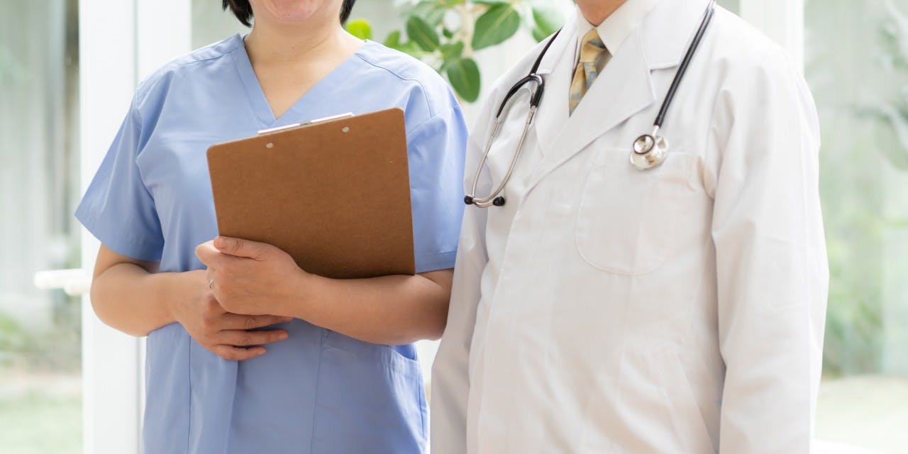 医師と看護師が並ぶ皮膚科のイメージ写真