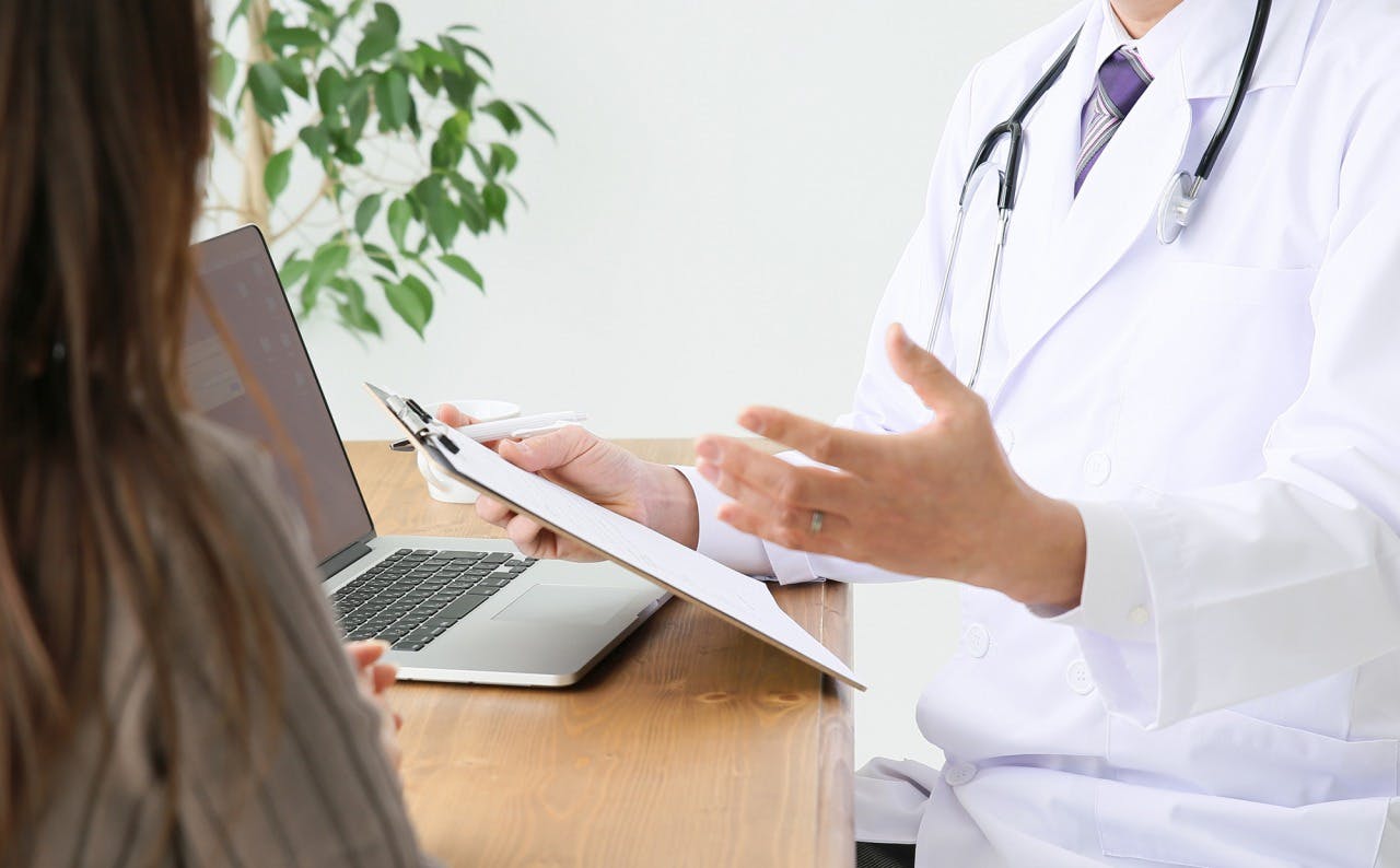 診断する医師と女性の様子